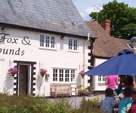 Отель The Fox & Hounds Фарингдон Экстерьер фото