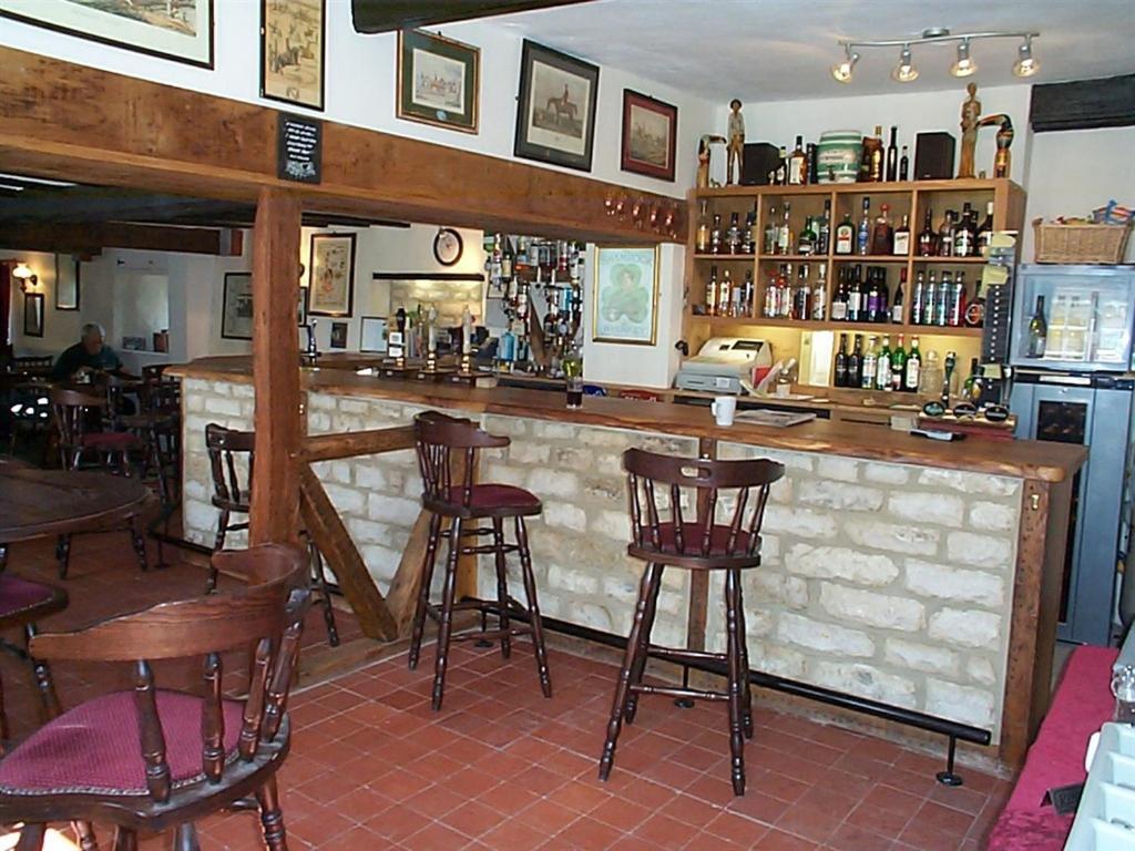 Отель The Fox & Hounds Фарингдон Экстерьер фото