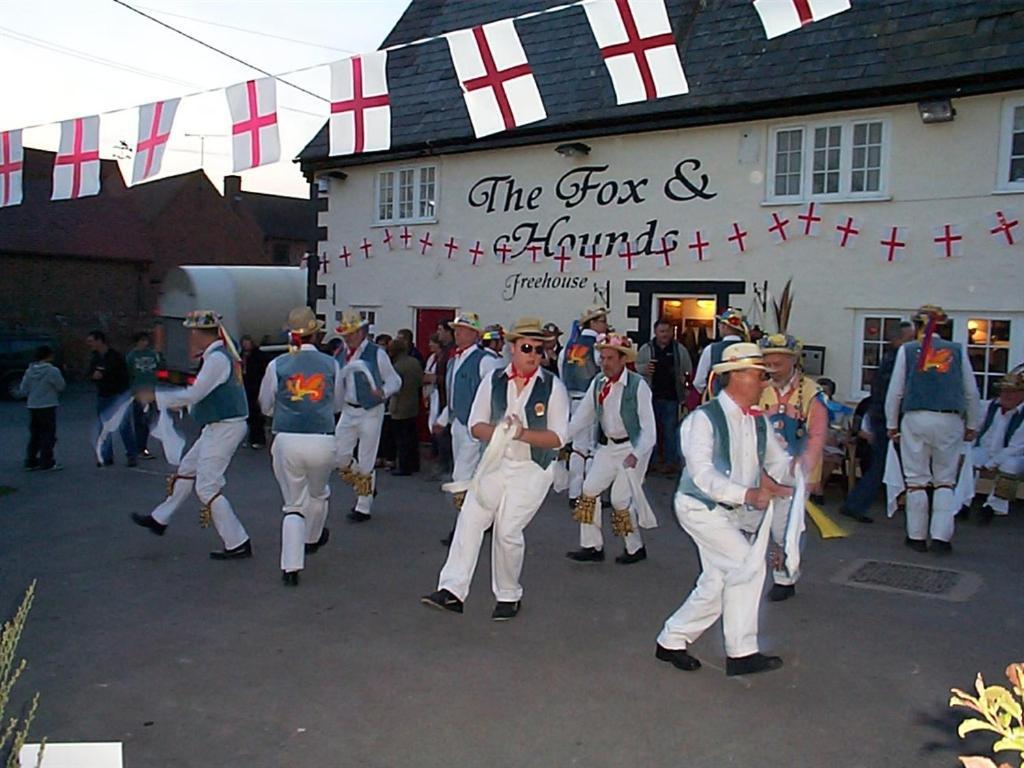 Отель The Fox & Hounds Фарингдон Экстерьер фото