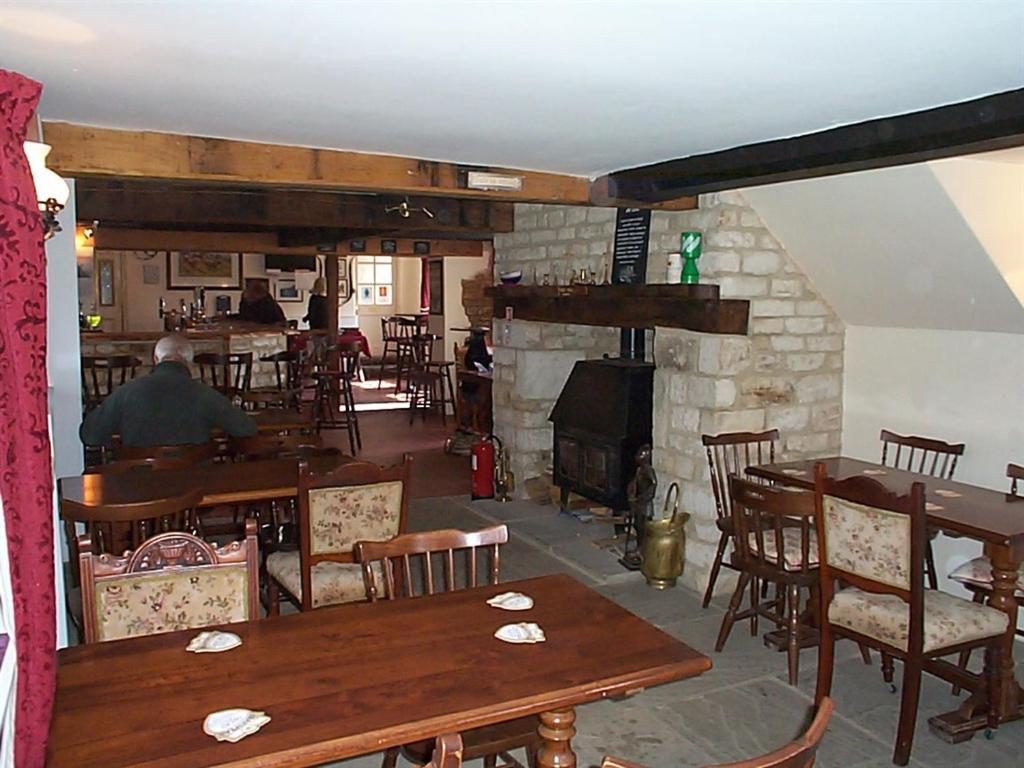 Отель The Fox & Hounds Фарингдон Экстерьер фото